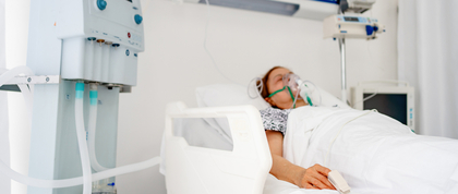 patient with an oxygen mask lying down in bed